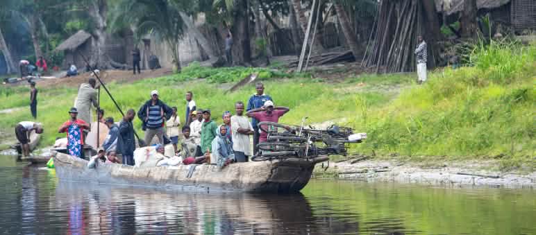 Sebuah perahu kecil yang penuh muatan berlayar di atas sungai Kongo