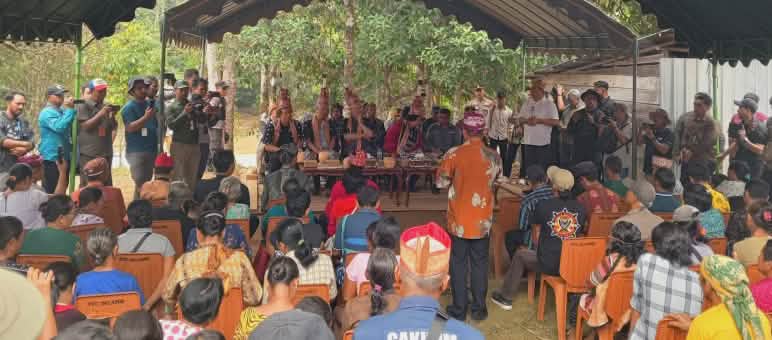 Penerimaan delegasi resmi di desa