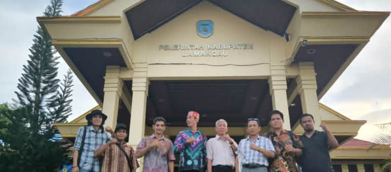 Delapan warga Kinipan didepan pintu masuk "Pemerintah Kabupaten Lamandau"