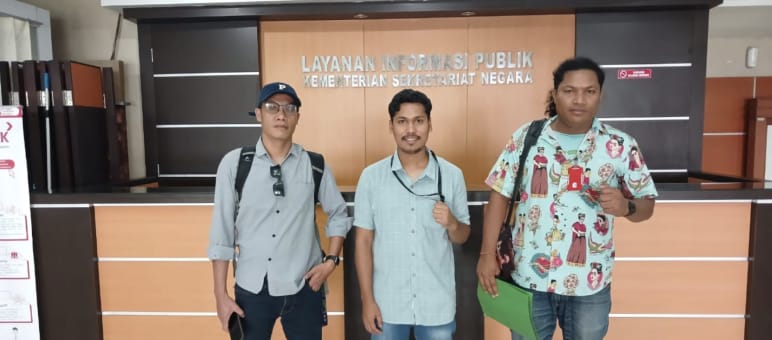 tiga laki-laki di Kementrian Kesekretariatan Negara