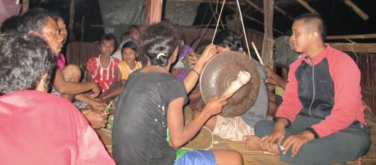 Masyarakat adat Tau Tana Wana didalam rumah