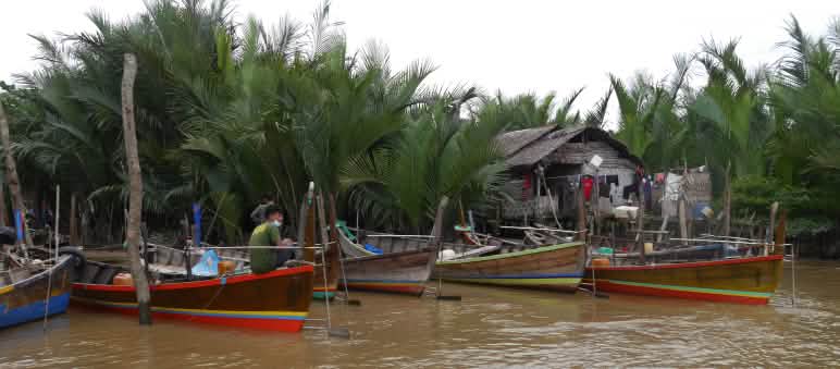 Nelayan dalam perahu di Kwala Serapuh, Sumatera Utara