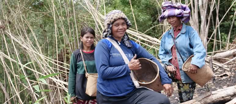 tiga perempuan Dayak Tomun
