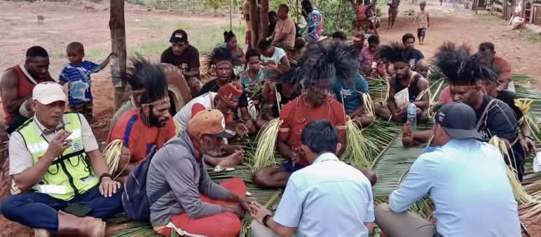 Kelompok masyarakat adat Marind, Kabupaten Merauke, bertindak melakukan ‘Palang Adat’ menjatuhkan sanksi hukum adat terhadap anak perusahaan Korindo, PT Dongin Prabhawa, yang beroperasi di pinggir Kali Digoel. kelompok masyarakat Marind dalam ritual adat