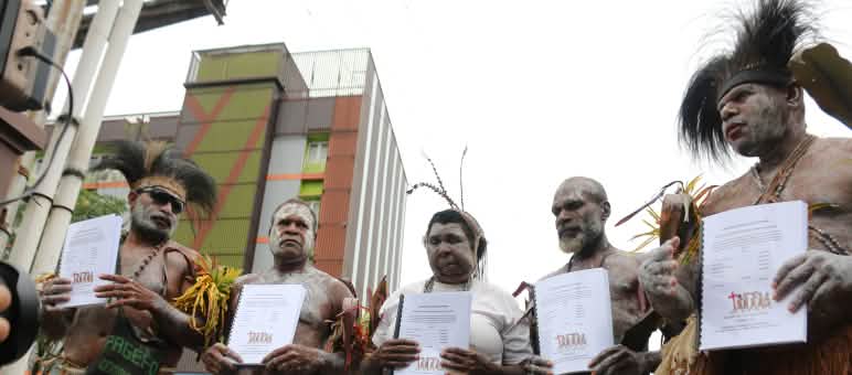 5 anggota suku Marind dengan surat gugatan