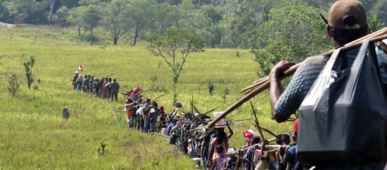 Iring-iringan panjang masyarakat adat pemburu melintasi sabana