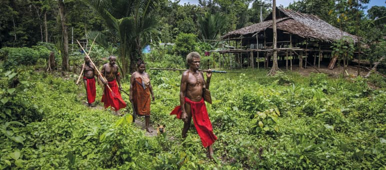 Masyarakat adat dengan kain tenun