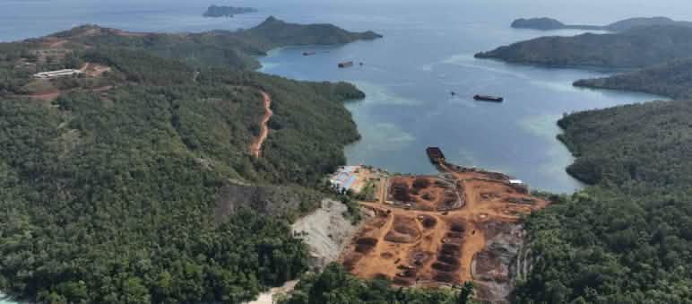 Pemandangan dari atas pertambangan nikel di sebuah pulau kecil