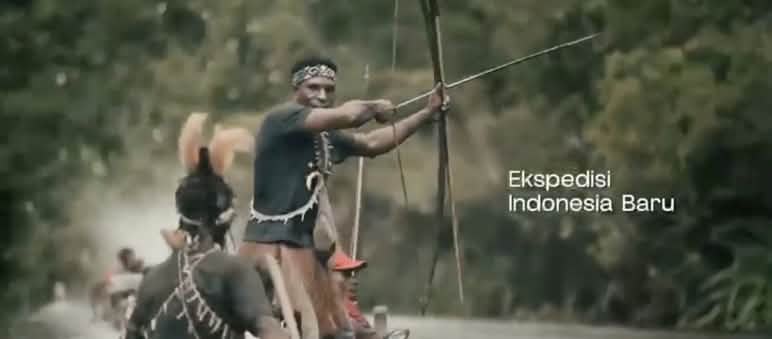 Warga asli Papua di perahu dengan busur dan anak panah