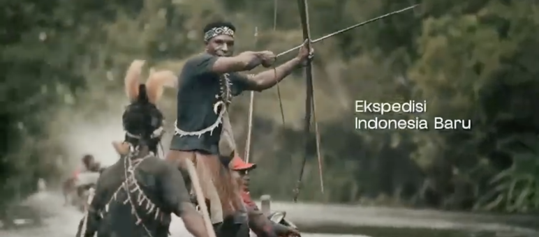 Warga asli Papua di perahu dengan busur dan anak panah