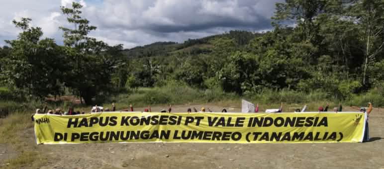 Spanduk besar "Hapus Konsesi PT Vale Indonesia"