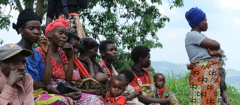Suku Batwa hidup miskin di perbatasan Taman Nasional Kahuzi-Biega Indigene Batwa: Frauen und Kinder in einem Dorf nahe Bukavu