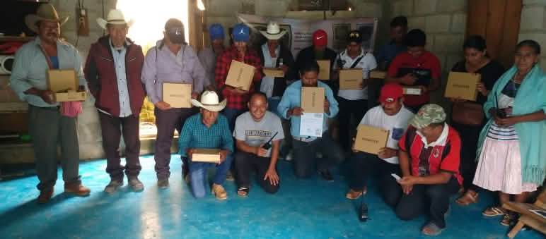 Sekelompok orang dengan kotak berisi perangkat komunikasi nirkabel