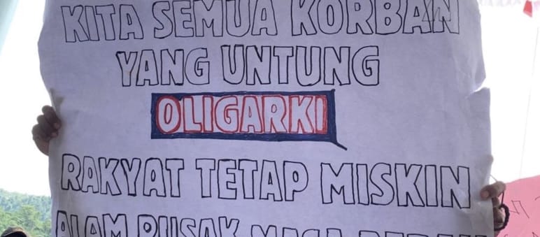 Transparen "Kita semua korban"