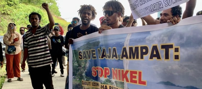 Aksi dengan spanduk "Save Raja Ampat!"