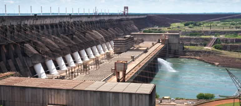 Pembangkit Listrik Tenaga Air Itaipú di sungai Paraná di perbatasan Brazil dan Paraguay Bendungan