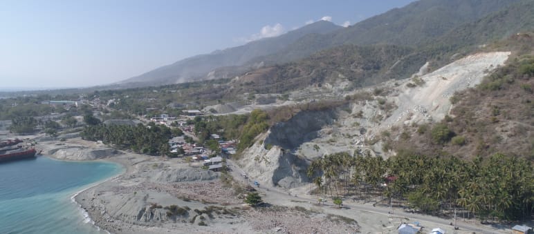 Pertambangan pasir di pinggir pantai