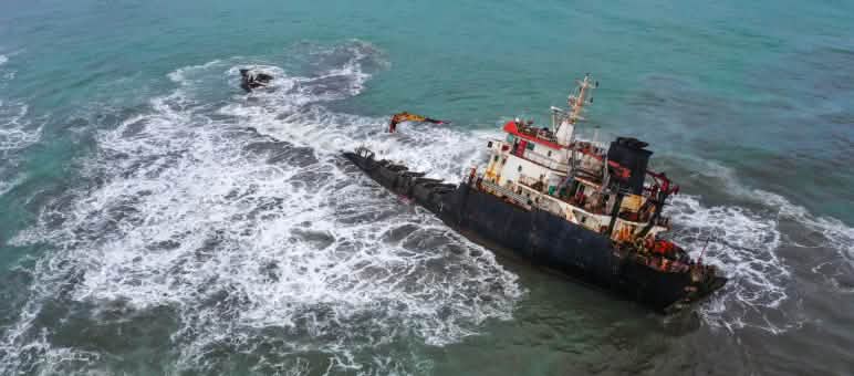 Aspal cair mencemari laut Nias Utara, merampas ekosistem laut serta ruang hidup masyarakat. kapal AASHI