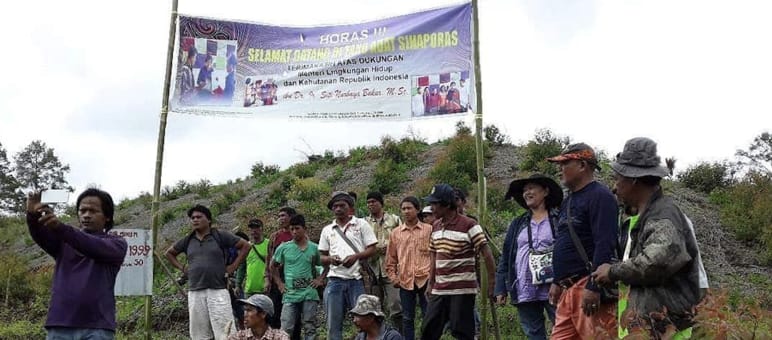Kelompok petani dengan tranparan diatas bukit