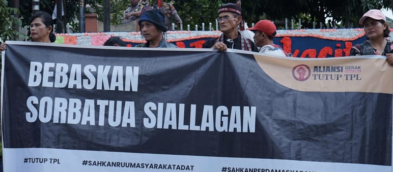 Spanduk dengan "Bebaskan Sorbatua Silallagan" dari Aliansi Tutup TPL