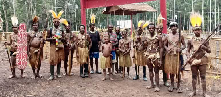 Masyarakat adat Awyu memperjuangkan keadilan, hak atas tanah dan hutan adat. Foto kelompok masyarakat adat Awyu dengan pakaian tradisional