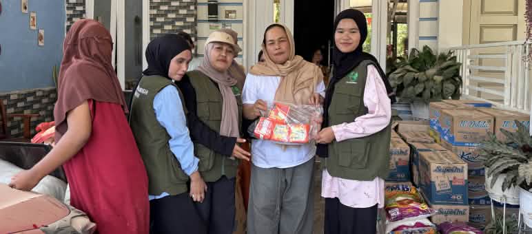 Perempuan Korjuang menbagi bantuan