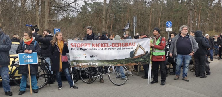 Spanduk "Stop Tambang Nikel" dipegang oleh Stefanie Hess dan Boboy Simanjuntak