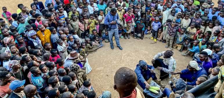 Pertunjukan teater di kota kecil Kanyabayonga di perbatasan Taman Nasional Virunga