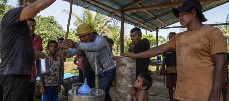 Beberapa peserta mengoperasikan alat tersebut, sementara yang lain menyaksikannya dengan penuh antusias