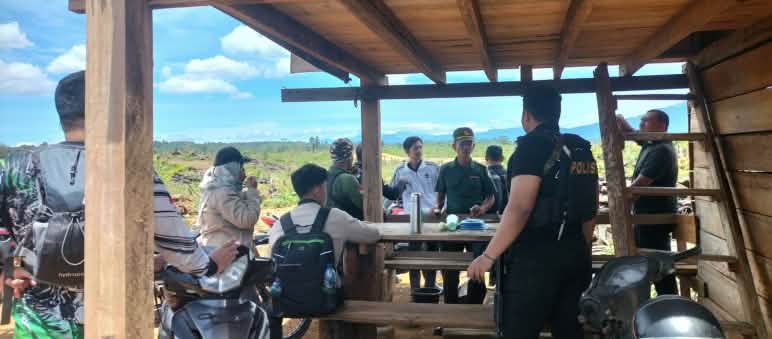 aktivis dan polisi di pondok