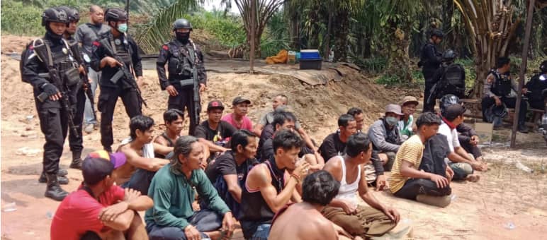 Puluhan masyarakat adat ditangkap, satu korban jiwa dan dua warga terluka dalam konflik tanah dengan anak perusahaan Best Group - Sawit membunuh! masyarakat adat tertangkap duduk didepan aparat polisi bersenjata