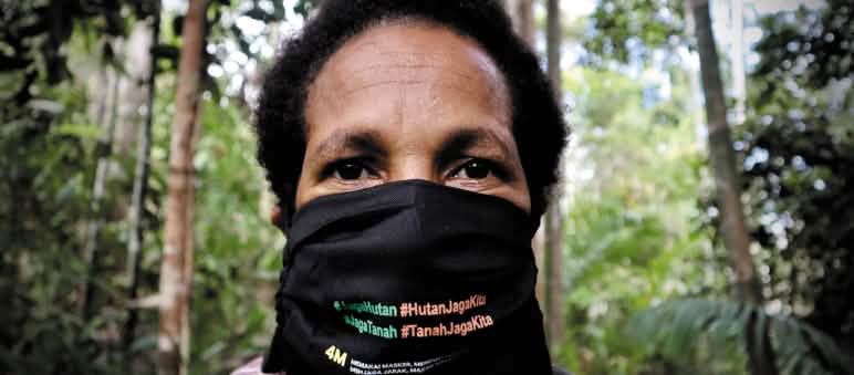 #KitaJaga Hutan #HutanJagaKita #KitaJaga Tanah #TanahJagaKita Mama Papua dengan pelindung mulut
