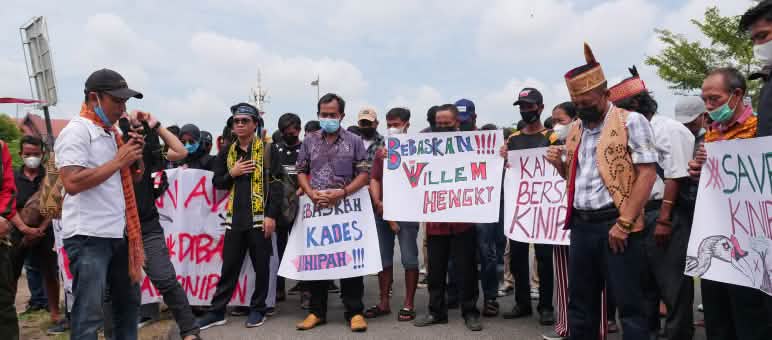 Aksi Bebaskan Willem Hengki, kepala desa Kinipan! Aksi Bebaskan Willem Hengki di depan pengadilan Palangkaraya