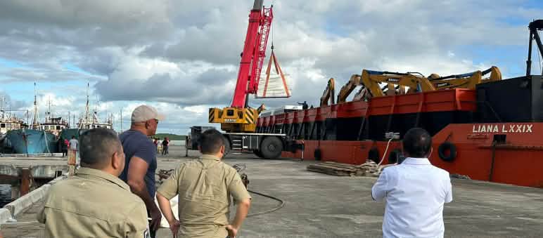 kapal dengan excavator