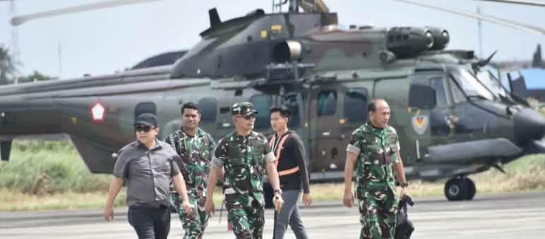 tiga anggota TNI dan dua laki sivil didepan helikopter