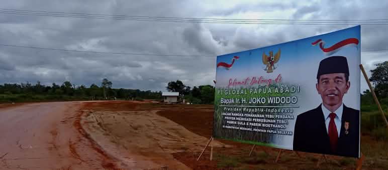 Spanduk dengan selamat datang, presiden Joko Widodo