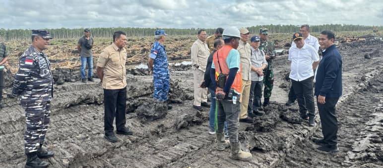 Militer melindungi proyek gula dan bioetanol di Merauke Pejabat dan tentara di lahan gundul