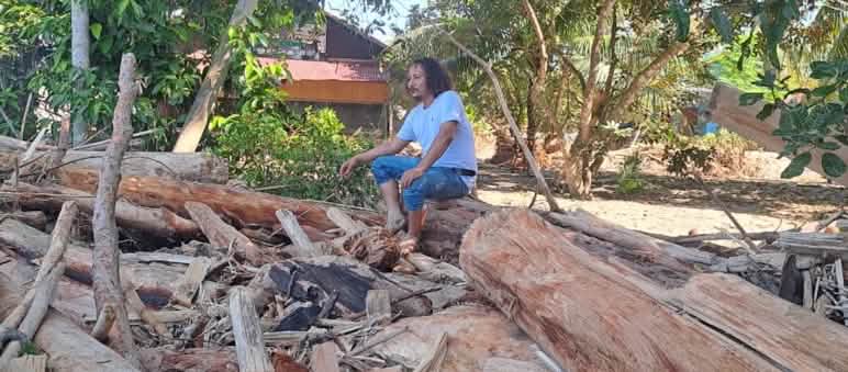 Yusmadi di atas puing-puing bangunan kantor Aceh Wetland Forum
