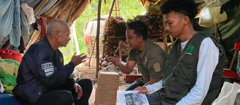 tiga laki-laki di tenda