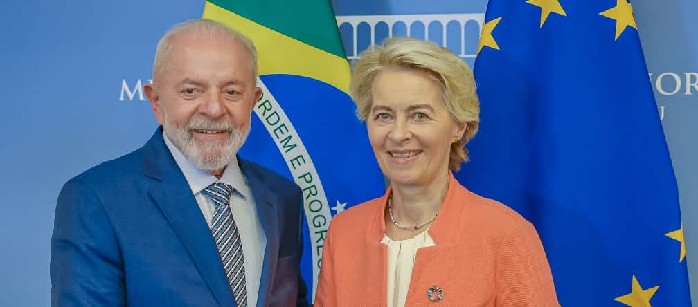 Presiden Komisi Eropa, Ursula von der Leyen, dan Presiden Brasil, Lula da Silva, saling berjabat tangan di kantor Komisi Eropa, Belgia