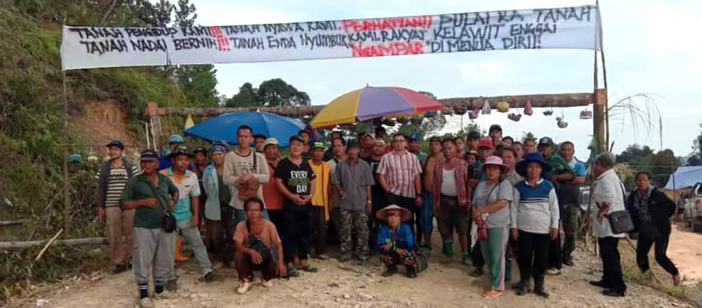Masyarakat adat berhasil menghentikan pembukaan hutan rimba dengan blokade Masyarakat adat Iban membuat blokade jalanan