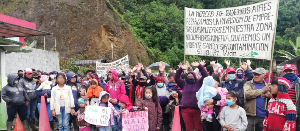 Penduduk di komune Buenos Aires menolak pertambangan Penduduk dengan poster dan spanduk memprotes pertambangan