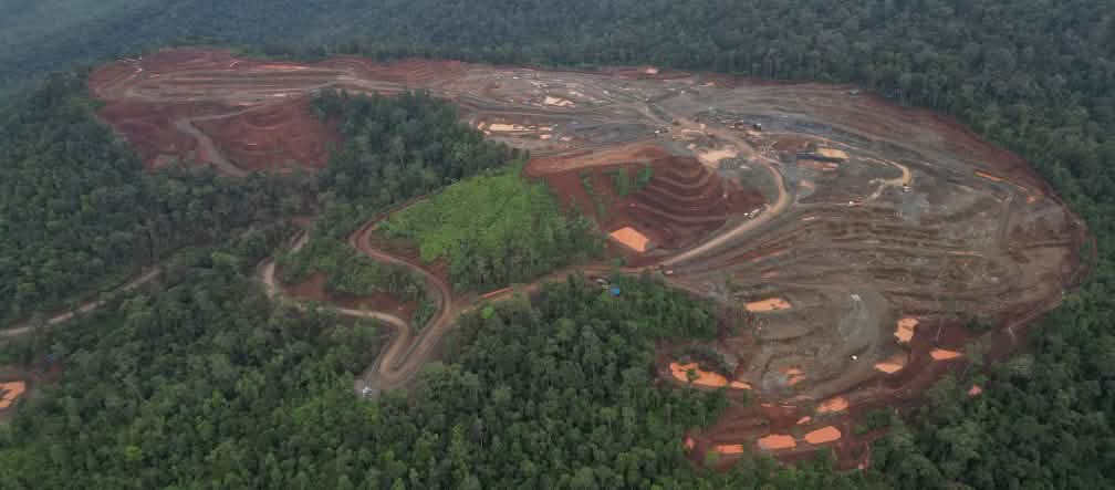 Pertambangan nikel ditengah-tengah hutan hujan yang sudah dirusak