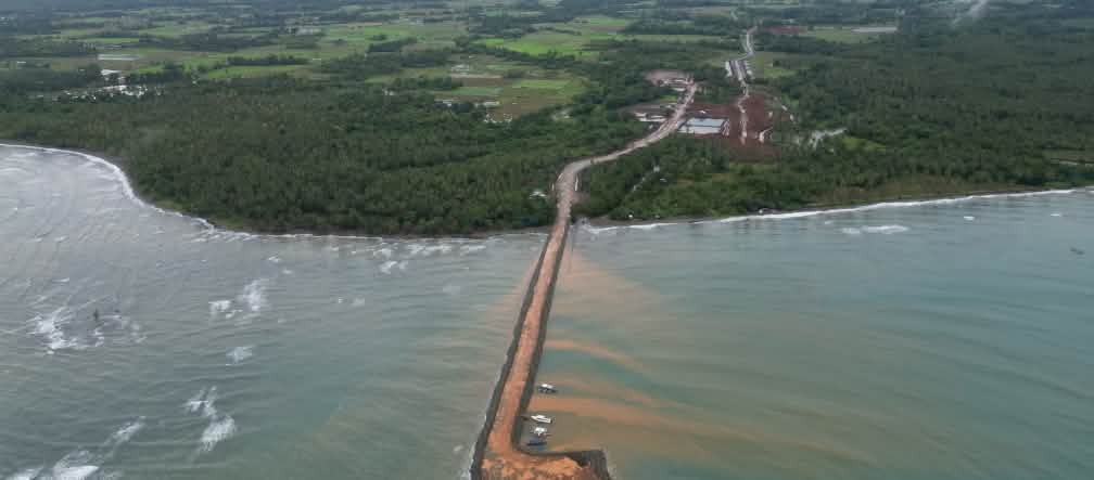 Lintas bendungan buat kapal laut dimulai dari pertambangan nikel di dalam hutan hujan menunju laut. Foto udara