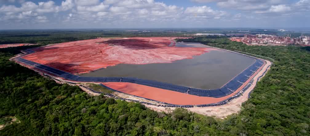 Foto tempat pembuangan lumpur merah yang beracun dari perusahaan Hydro Alunorte di hutan hujan Amazon