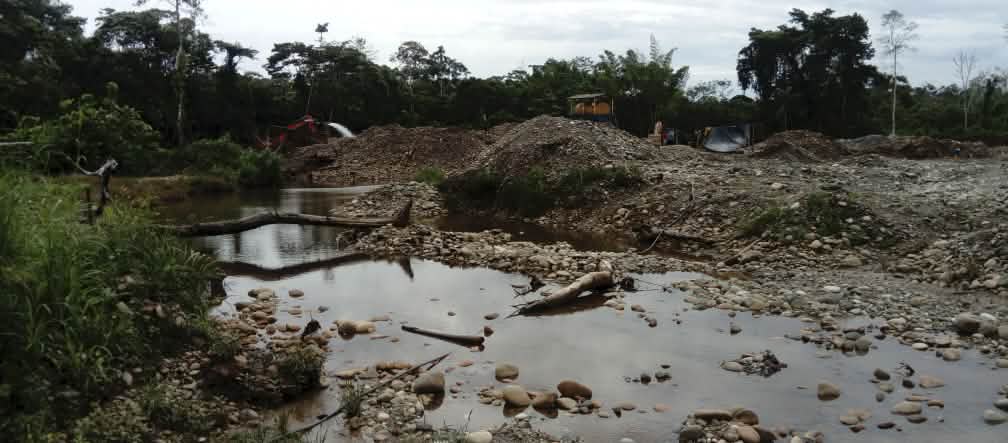 Mesin bekerja di sungai