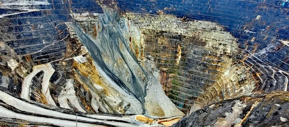 Pemandangan dari kawah pertambangan terbuka