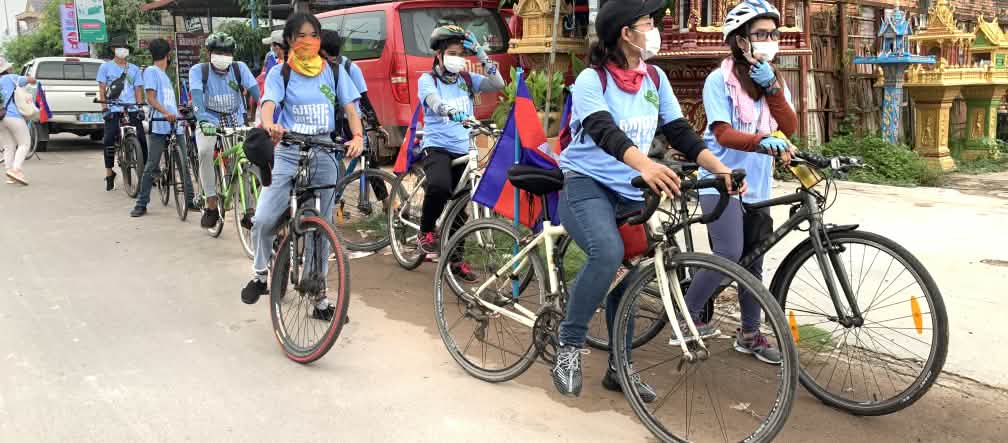 8 aktivis muda memulai aksi unjuk rasa di jalan dengan sepeda