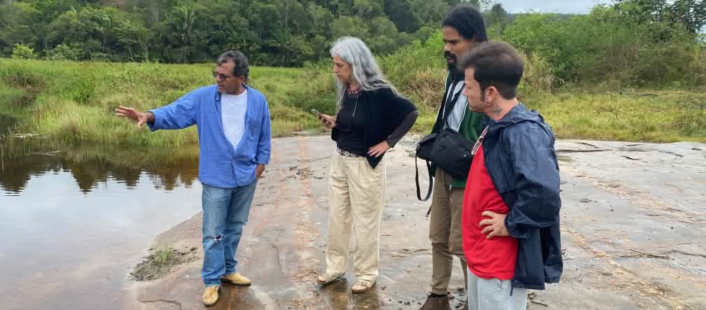 Empat orang mengamati perairan dari tepi