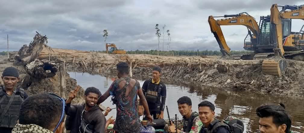 ekskavator dan kelompok laki-laki